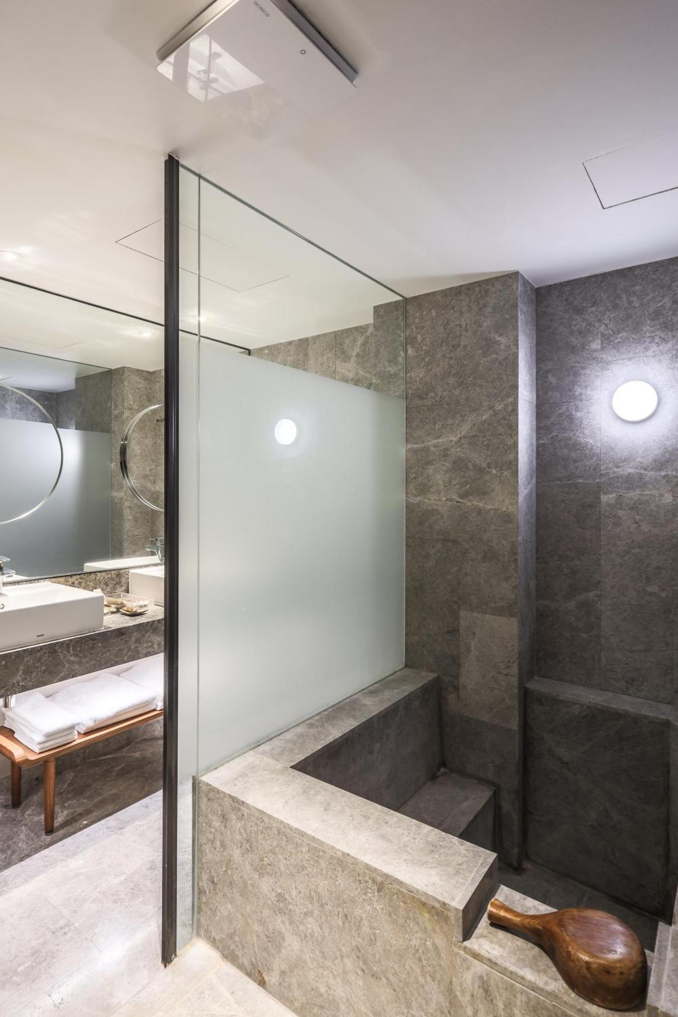 Hotel Royal Chihpin Wenquan Exterior photo A bathroom with a glass shower enclosure
